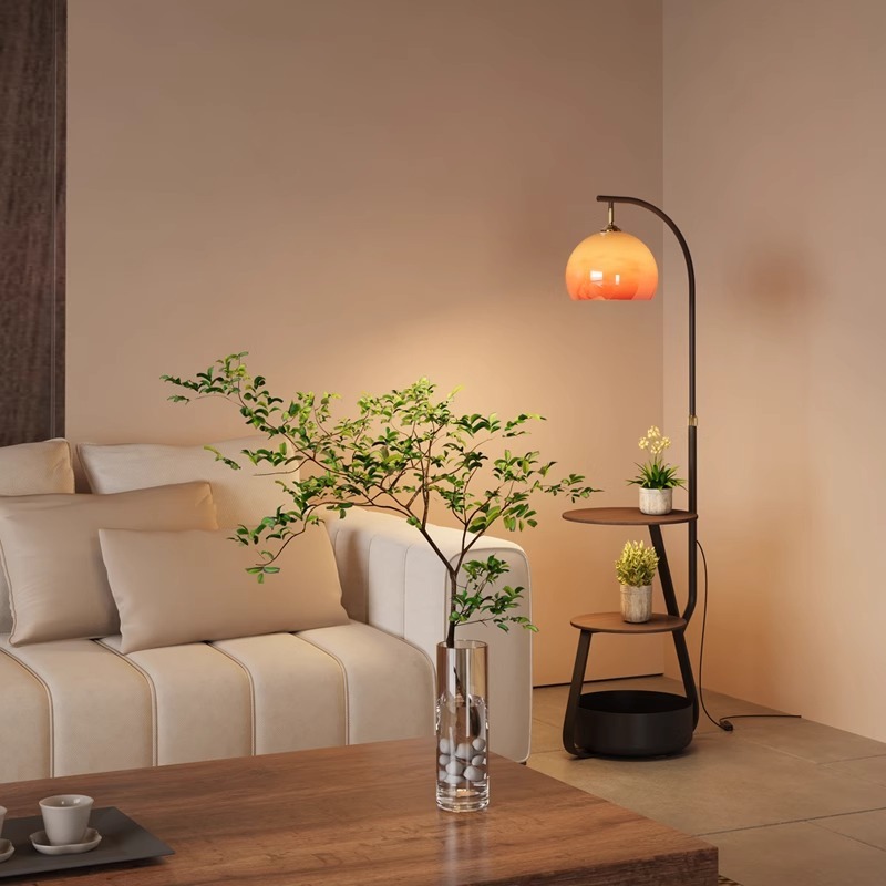 Vloerlamp, antiek nachtkastje  - Coffee & Tea Haus recensie en prijs