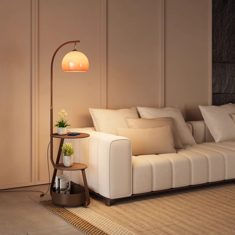 Vloerlamp, antiek nachtkastje  - Coffee & Tea Haus recensie en prijs